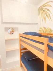 um quarto com um beliche com almofadas azuis em Buena Vista Appartement en bord de mer em Argelès-sur-Mer
