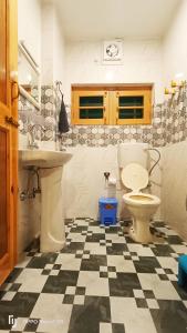 łazienka z toaletą i umywalką w obiekcie Moonshine Home stay w mieście Śrinagar