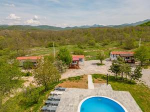 una vista aérea de un patio trasero con una piscina y una casa en Holy Hills, en Sveti Rok