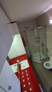ein Badezimmer mit Dusche, Waschbecken und Toilette in der Unterkunft Modern and cozy apartment, excellent location, near Sarajevo City Center, 60m2 in Sarajevo