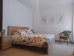 1 dormitorio con 1 cama y 1 silla en Reina Doña Urraca, en Palencia