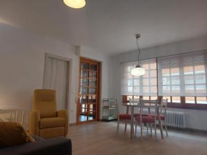 a living room with a dining room table and chairs at Reina Doña Urraca in Palencia