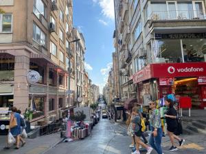 um grupo de pessoas andando por uma rua movimentada da cidade em New luxury and quiet apartmant em Istambul