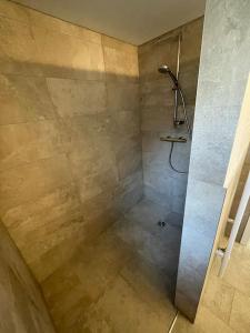 a bathroom with a shower with a shower at Bezauberndes Gästehaus auf dem Lande in Ottersberg