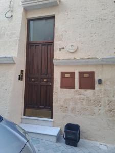 una maleta sentada fuera de un edificio con una puerta en Matera nel Cuore, en Matera
