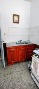 eine Küchentheke mit einem Waschbecken im Zimmer in der Unterkunft DEPARTAMENTO CAROL in Concordia