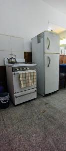 eine Küche mit einem Herd und einem Kühlschrank in der Unterkunft DEPARTAMENTO CAROL in Concordia