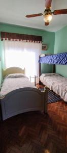 1 Schlafzimmer mit 2 Etagenbetten und einem Fenster in der Unterkunft DEPARTAMENTO CAROL in Concordia