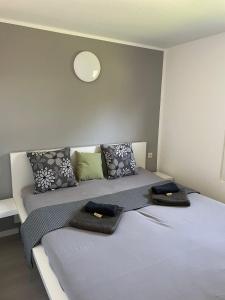 a bedroom with a bed with two towels on it at CASALINO DI ANNA 2 in Wensickendorf