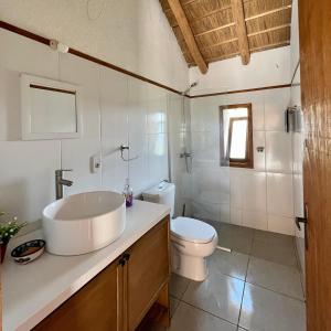 a bathroom with a sink and a toilet at Casa de campo, La Resolana in Rivera