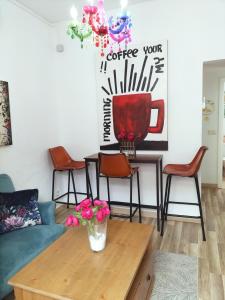 a living room with a coffee table and chairs at El Coqueto de Vallecas in Madrid