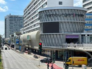 una strada cittadina con semaforo e un edificio di Ferienwohnung in Center of Hamburg-Barmbek-Airport-4 ad Amburgo