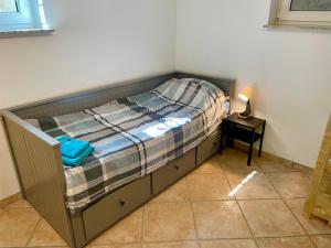 un piccolo letto in una stanza con comodino di Ferienwohnung Haus am See a Ewighausen Altre 6 foto