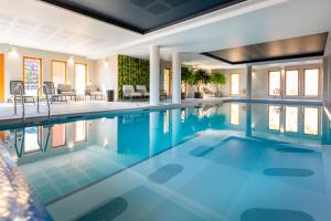 una piscina con acqua blu in una casa di Résidence Club MMV Le Silvana a Risoul