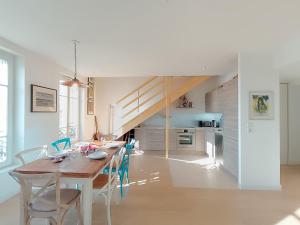 cocina y comedor con mesa y sillas en Jolly Cottage - T2 60m2 Lumineux en Marsella
