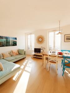 ein Wohnzimmer mit einem Sofa und einem Tisch in der Unterkunft Jolly Cottage - T2 60m2 Lumineux in Marseille