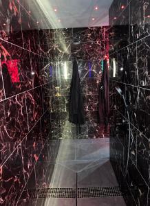 a room with black and red marble at Chambre Romantique avec Jacuzzi R in Gruny