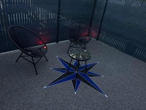 two chairs and a star sculpture on the floor at Chambre Romantique avec Jacuzzi R in Gruny