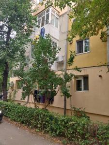 an apartment building on the side of a street at Apartament Rovine in Craiova