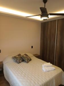 ein Schlafzimmer mit einem Bett mit zwei Kissen darauf in der Unterkunft Los Alamos in Paraná