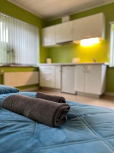 uma toalha deitada em cima de uma cama numa cozinha em Viesnīcas Jolanta apartamenti em Kolberģi