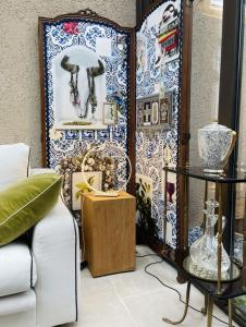 ein Wohnzimmer mit einem Sofa und einem Tisch in der Unterkunft La Maison Ruffinoise in Sainte-Ruffine