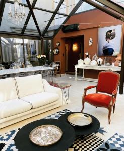 a living room with a white couch and a table at La Maison Ruffinoise in Sainte-Ruffine