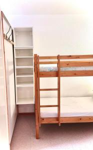 Poschodová posteľ alebo postele v izbe v ubytovaní APPARTEMENT CHALETS DU SUPER D