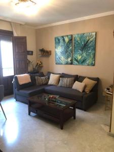 een woonkamer met een bank en een salontafel bij Centro ciudad y parking in Granada