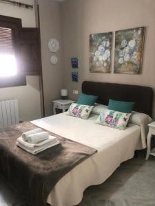 een slaapkamer met een groot bed met handdoeken erop bij Centro ciudad y parking in Granada