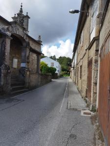 una strada vuota accanto a un vecchio edificio di Lazzaretto vivienda uso turístico a Lugo