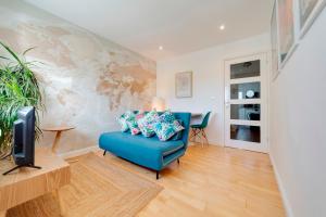 Zona d'estar a Pass the Keys 49A Byron Square Modern and Spacious 1 Bed Terrace with Free Parking