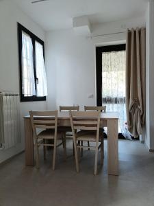 ein Esszimmer mit einem Holztisch und Stühlen in der Unterkunft A Casa di Amici in Arezzo