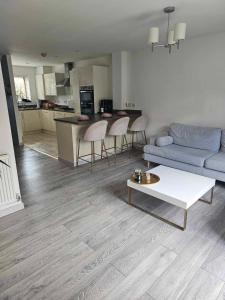 sala de estar con sofá y mesa en Entire 2 Bedroom House Modern Stylish Luxury, en Plymouth