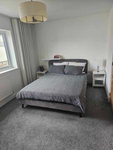 um quarto com uma cama grande num quarto em Entire 2 Bedroom House Modern Stylish Luxury em Plymouth
