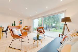 Posezení v ubytování Pass the Keys 49 Byron Square Modern and Spacious 3 Bed Home with Free Parking