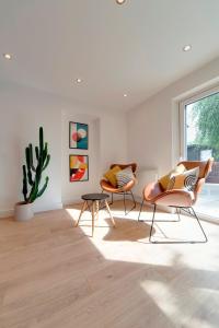 Posezení v ubytování Pass the Keys 49 Byron Square Modern and Spacious 3 Bed Home with Free Parking