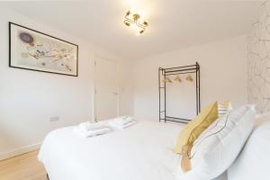 Postel nebo postele na pokoji v ubytování Pass the Keys 49 Byron Square Modern and Spacious 3 Bed Home with Free Parking