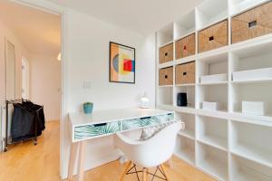 TV a/nebo společenská místnost v ubytování Pass the Keys 49 Byron Square Modern and Spacious 3 Bed Home with Free Parking