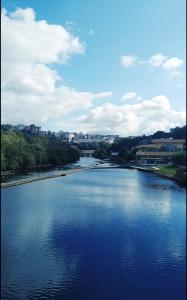 widok na rzekę z mostu w obiekcie Lazzaretto vivienda uso turístico w mieście Lugo