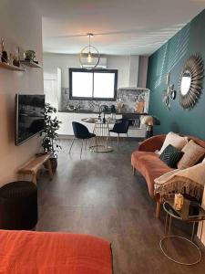 een woonkamer met een bank en een tafel bij Studio « L’instant présent » balnéothérapie in Gaillac