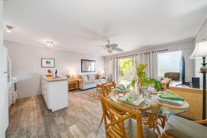 uma cozinha e sala de estar com mesa e cadeiras em Maui Sands Seaside 713 em Kahana
