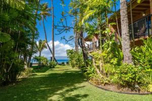 una passerella attraverso il resort con l'oceano sullo sfondo di Maui Sands Seaside 713 a Kahana