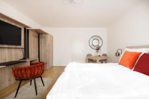 1 dormitorio con 1 cama blanca grande y TV en NEU! Apartment mit Klimaanlage, nahe Hauptbahnhof, en Viena