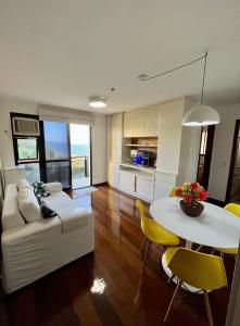 Imagen de la galería de Apto com VISTA do Pão de Açúcar, VARANDA, PISCINA, SAUNA, ACADEMIA, COZINHA COMPLETA, GARAGEM, PORTARIA 24h e MINI MERCADO, en Niterói