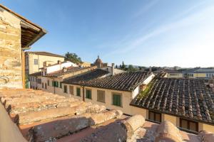 vistas a los tejados de los edificios de una ciudad en La Terrazza di Emy - affitto turistico, en Arezzo
