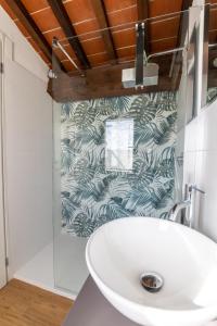 W łazience znajduje się umywalka i prysznic. w obiekcie La Terrazza di Emy - affitto turistico w Arezzo