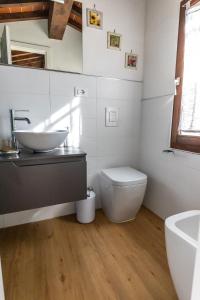 uma casa de banho com um lavatório e um WC em La Terrazza di Emy - affitto turistico em Arezzo