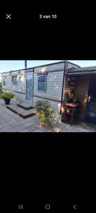 a metal trailer with a table in front of it at Bohemia in Hoek