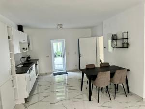 ウィーンにあるViviane Paulos Apartment - Stylish apartment at Wienerbergの部屋にテーブルと椅子のあるキッチン +27枚の写真